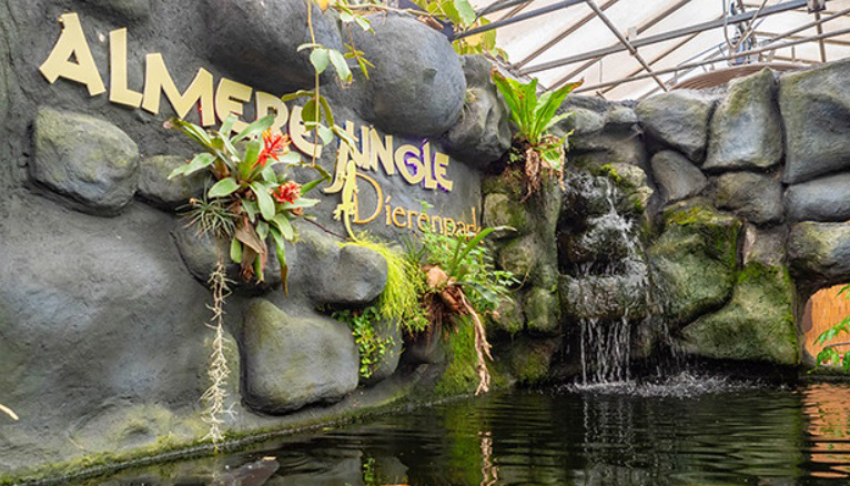 Foto van de vijver bij de ingang van Almere Jungle.