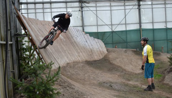 Foto van iemand die aan het mountainbiken is bij Inside Out Sports. 