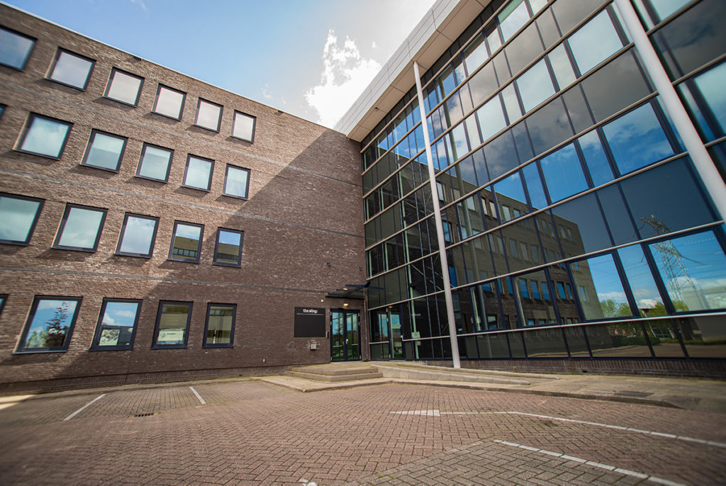 Foto van de achteringang van gebouw the Wing.