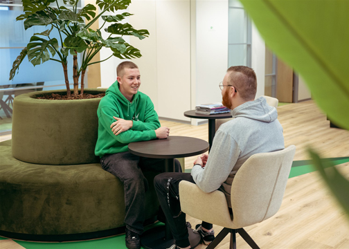Begeleider in gesprek met cliënt. 