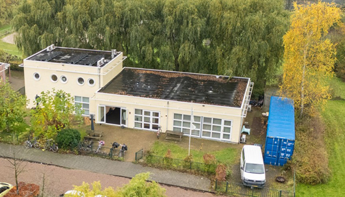 Foto van het gebouw Het Kompas  Kampus aan de Fluitekruidstraat vanuit de lucht genomen. 