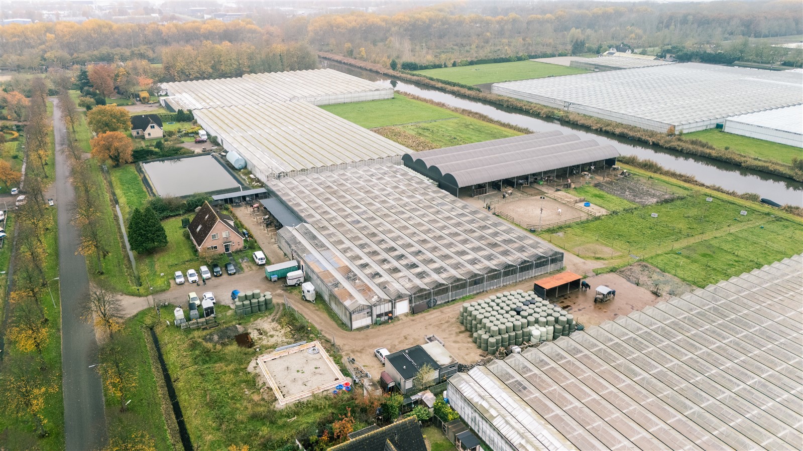 Foto van de locatie van Connective Horses aan de Linnaeusweg vanuit de lucht genomen. 