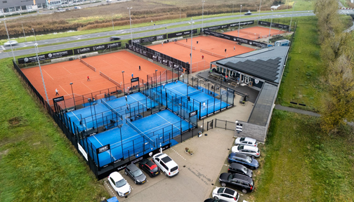 Foto van Tiebreak bij Nieuw Land tennisvereniging vanuit de lucht genomen. 